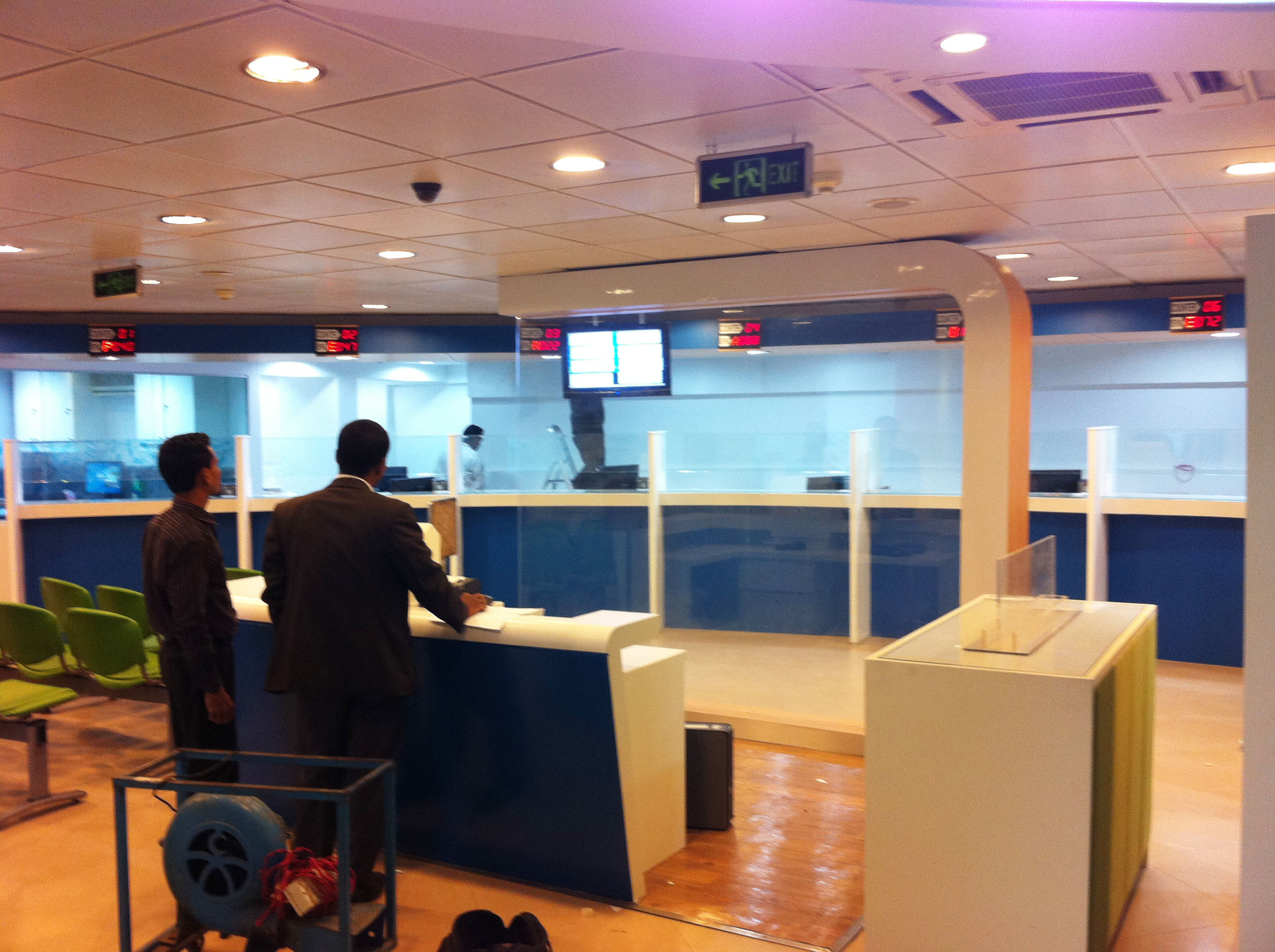 standard-chartered-gulshan-north-branch-selection-interior